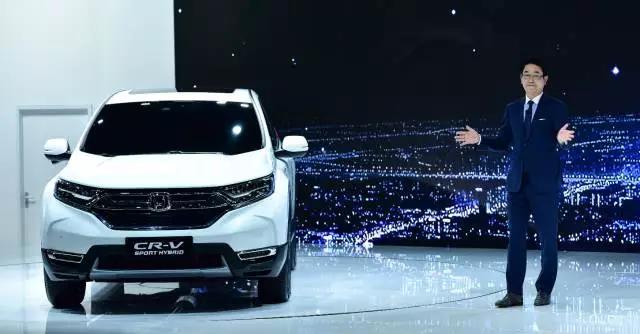 作為全球最暢銷的SUV， CR-V創(chuàng)造了無數(shù)個奇跡。撇開全球不說，從2004年CR-V被引進到中國市場以來，就開拓了城市SUV市場，開啟了國內(nèi)高品質(zhì)SUV生活潮流。進取之路永不停止，就在此次上海車展期間，東風(fēng)本田CR-V也終于迎來了全新?lián)Q代，實現(xiàn)了從內(nèi)到外的全面革新。