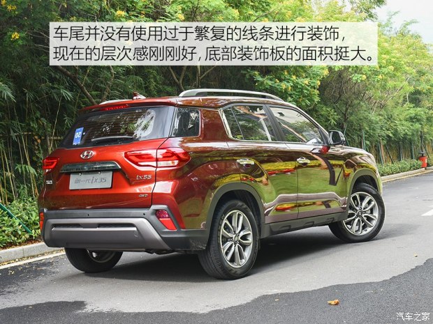 車尾部采用了分層式的設(shè)計，特別是碩大的裝飾板同樣營造出“硬派”的感覺，此外隱藏式的排氣管使尾部看起來很飽滿。