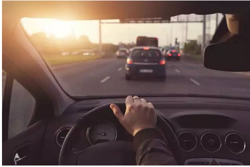 開車的這些陋習(xí)，據(jù)說會(huì)開車的人都犯過！別說你沒有！